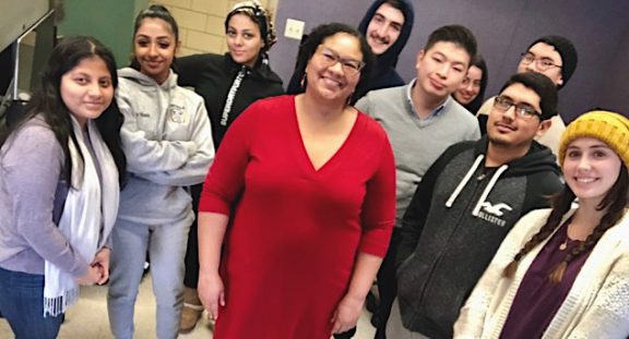 Veteran journalist Stephanie Siek visiting with Hunter News Literacy students.